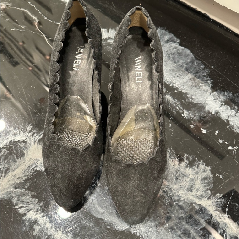 Scalloped edge black heels. Classic with a bit of fun flare🖤see pic for more🖤
